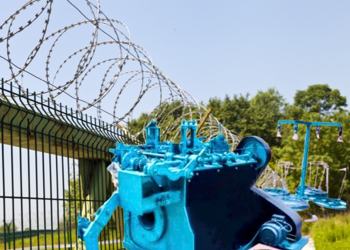 Người thợ và dây kẽm gai - Từ đôi tay rướm máu đến cú bấm máy nhẹ nhàng 