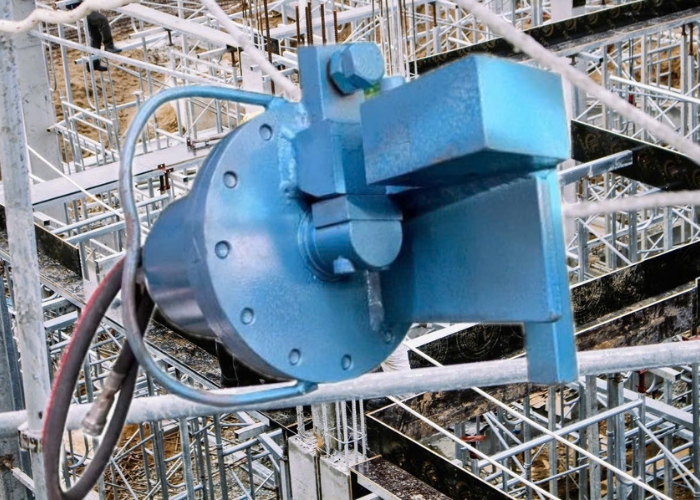 Một ngày làm việc của chiếc máy cắt sắt thủy lực phi 25 Việt Hàn 