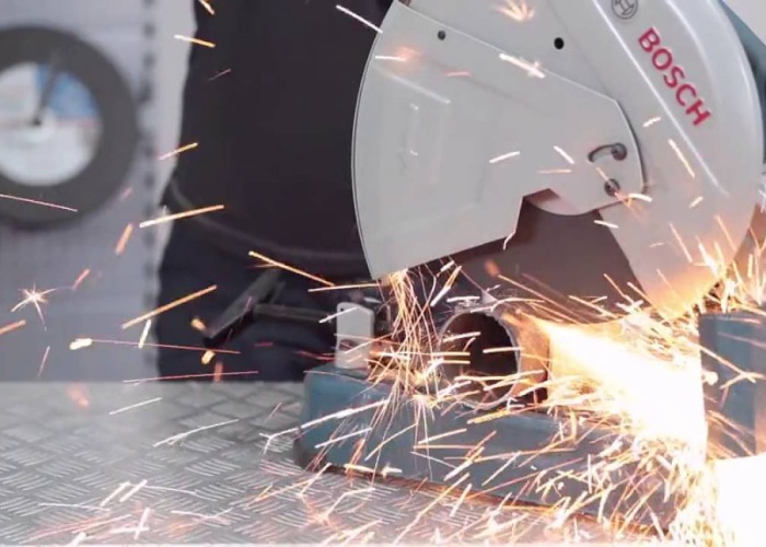 Máy cắt sắt cầm tay thủ công linh hoạt, nhưng kém an toàn hơn